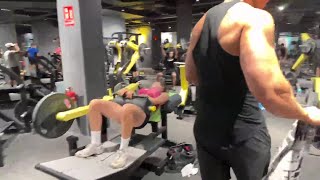 Este Gym Es Enorme Y El Chat Pone Uuuffffffff