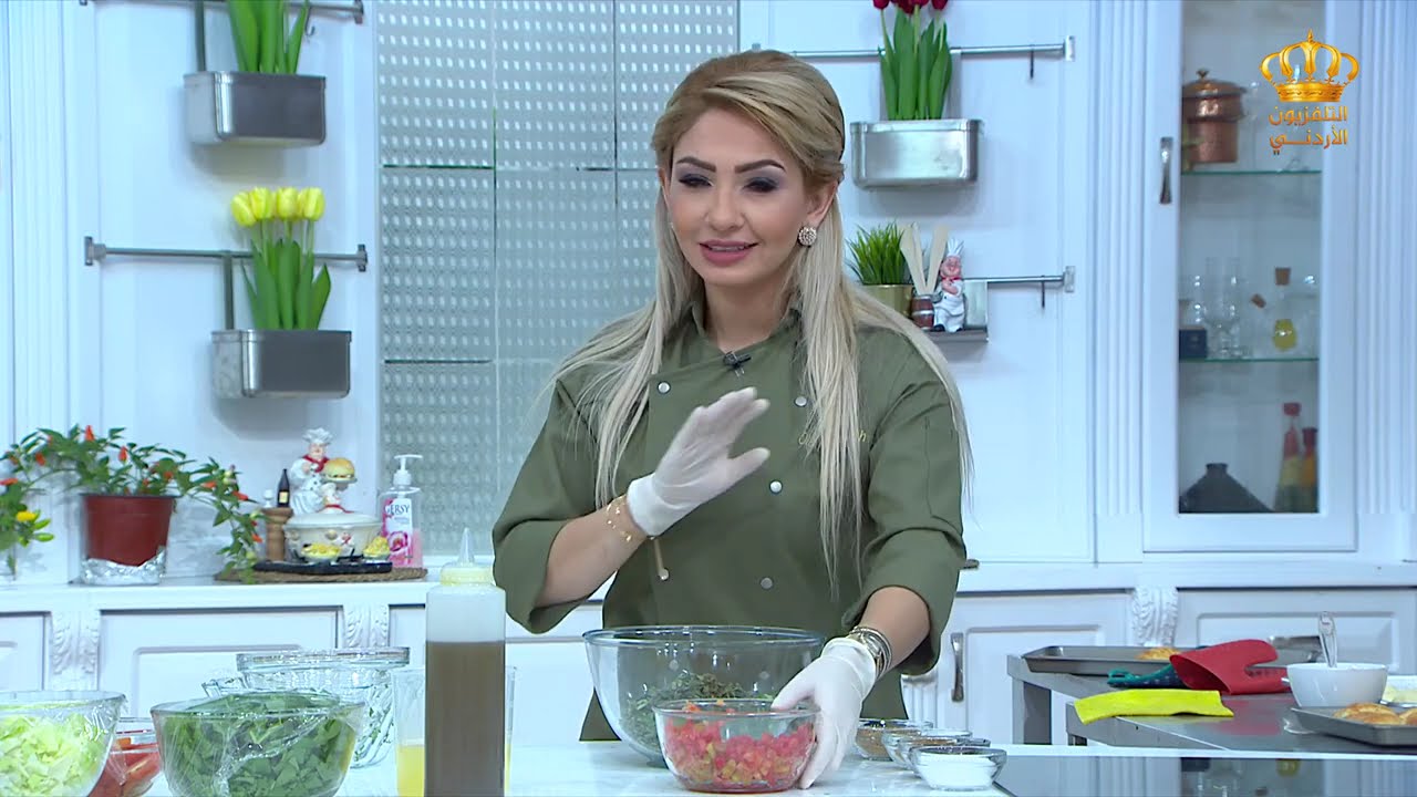 مطبخ يوم جديد   طريقة عمل معجنات فرفحينا البقلة مع الشيف علا نيروخ