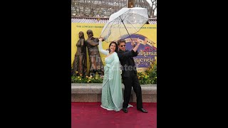 Shah Rukh Khan And Kajol Unveil Ddlj Statue In Rainy London