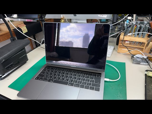 MacBook Pro 13inch A1706 起動不良 MacBook Pro 2017 A1706 起動しないバッテリー交換の可能性か