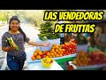 Las vendedoras de frutas tropicales paternas mangos marañones en la Litoral Salvadoreño