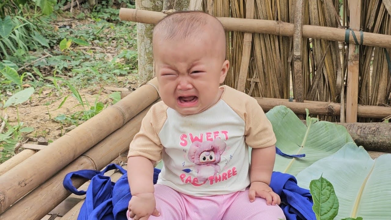 Брошенная девочка получает помощь от доброй женщины