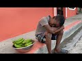 Mira cómo tratan a este pobre niño que trabaja en la calle para comprarle la medicina a su abuela