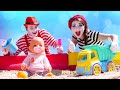 Смешные видео - Беби Бон Эмили и Мимы делят песочницу! Игры в песочнице для малышей с Baby Born