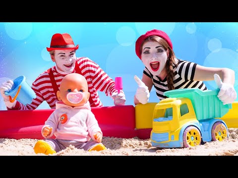 Смешные видео - Беби Бон Эмили и Мимы делят песочницу! Игры в песочнице для малышей с Baby Born