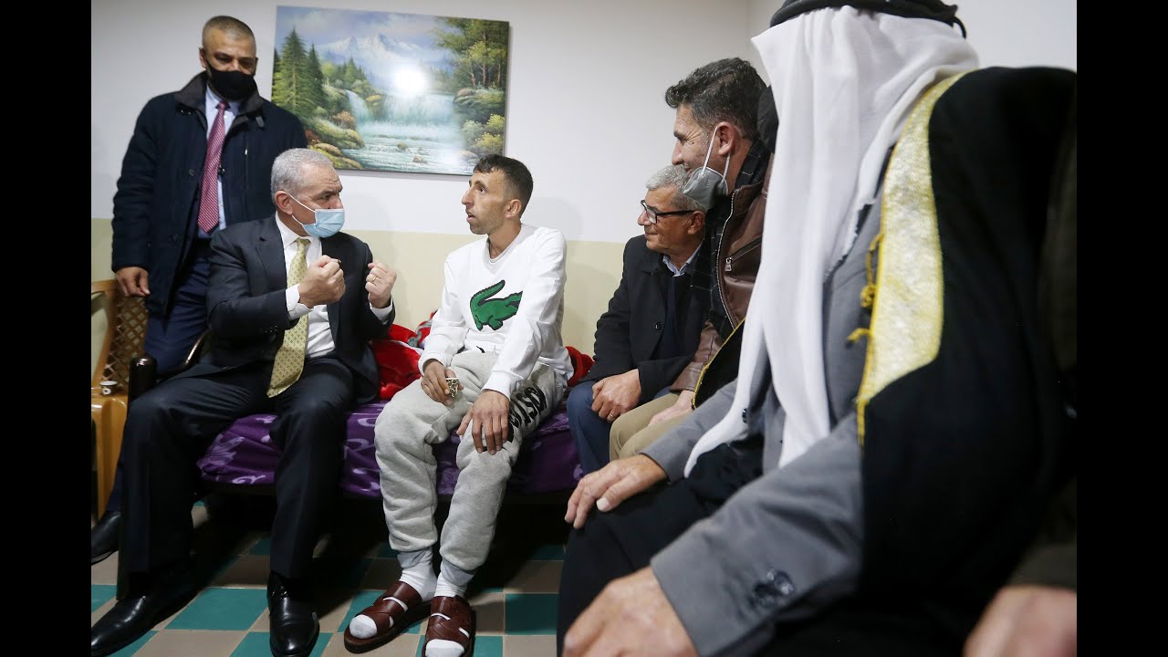 رئيس الوزراء د. محمد اشتية يزور الأسير المحرر منصور الشحاتيت