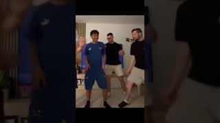 españoles aprendiendo a bailar salsa choque