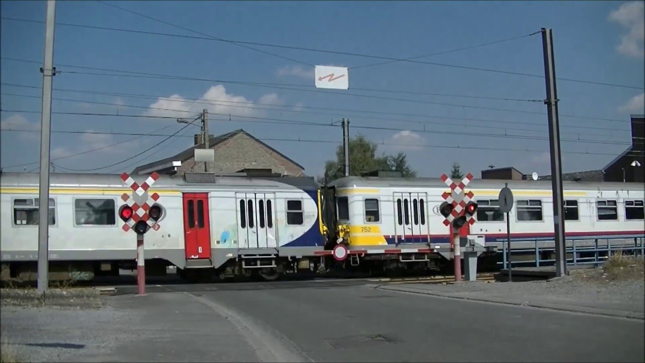 Spoorwegovergang//RR-crossing//Passage a niveau Péruwelz, Rue Des Ecoles, B