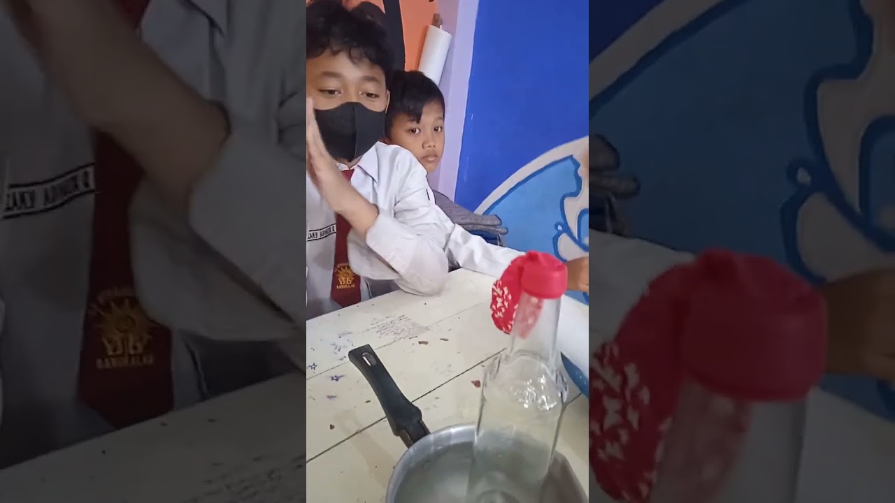 cerita praktik penyusutan dan pemuian balon menggunakan air panas serta es batu