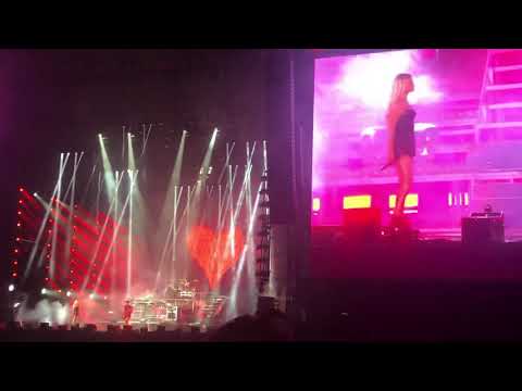 The Chainsmokers & Kelsea Ballerini- This Feeling (Live Lollapalooza)