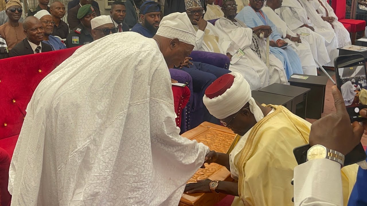 OLUBADAN LADOJA STANDS TO GREET IMAM OFFA WITH GREAT RESPECT FROM BOTH 