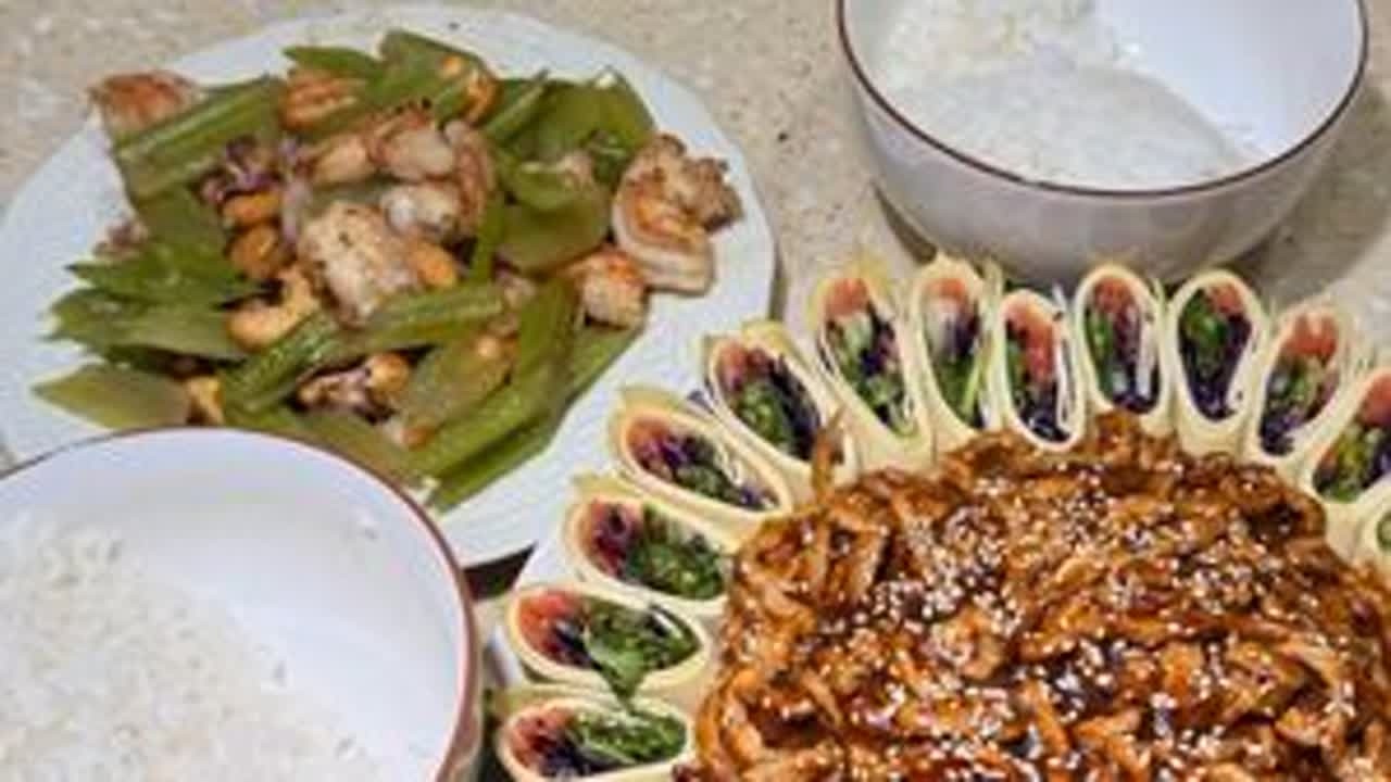 高中生的期末考试第2天，闺女要吃京酱肉丝，妈妈提前腌好肉，爸爸早起做饭，荤素搭配的两个菜，寓意很好，也很适合当年夜菜。#陪读妈妈 #记录真实生活