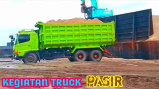Kegiatan Dump Truck Muatan Pasirdi Laut Tanjung Priuk