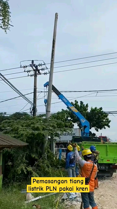 Pemasangan Tiang Listrik PLN pakai truk kren ⚡️ #plnpamanukan #plnpurwakarta #plnjabar #plnkeren