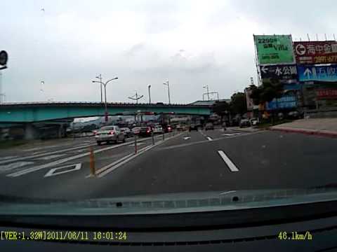 承德路7段公館路交叉口白目騎士~騎車邊講手機按他喇叭還會瞪人"幹樵"喔