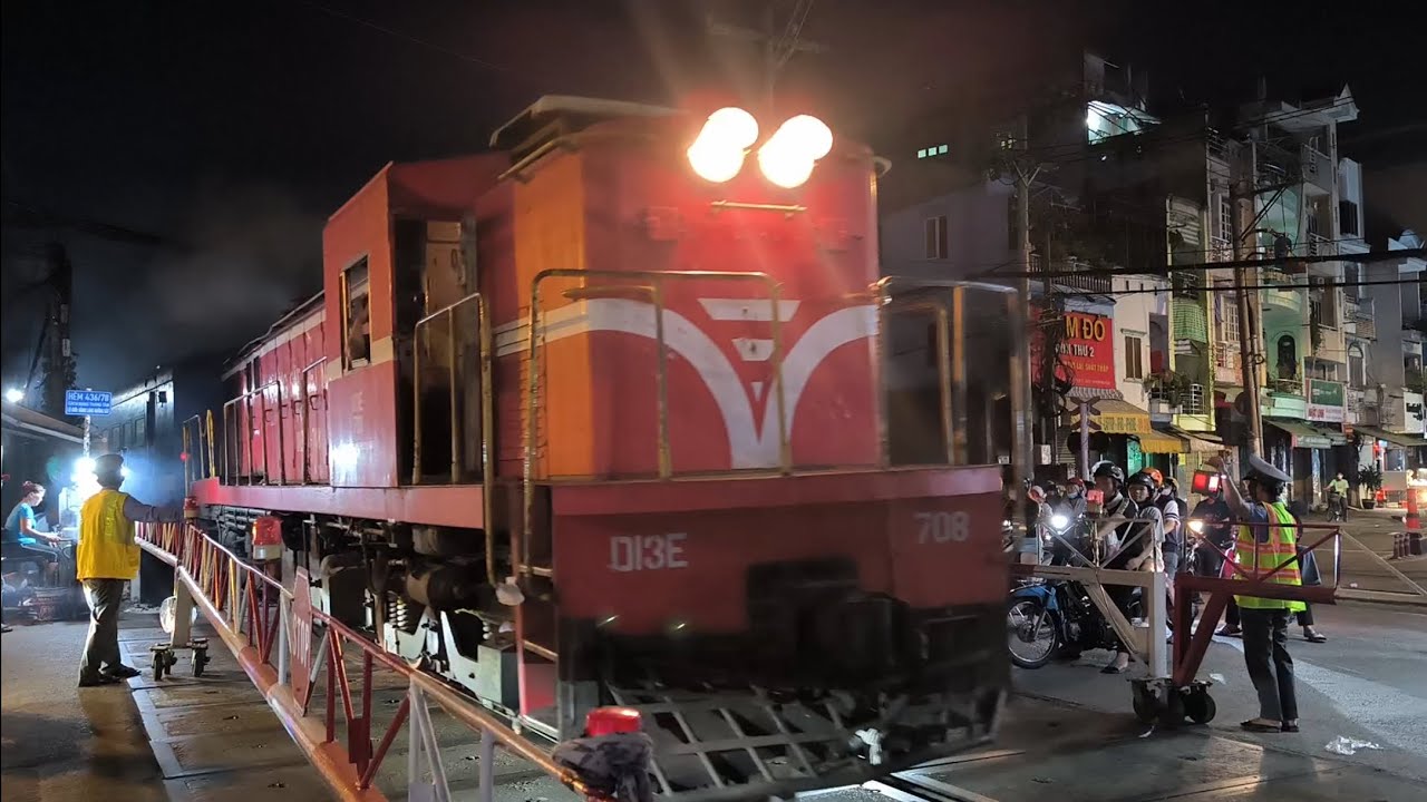[2028] D13E-708 kéo tàu SNT4 | 21:47 - 05.07.2024 - YouTube