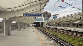 136次普悠瑪自強號往南港通過(晚2分+2234次區間車代避)交會135次自強號往屏東通過新烏日站(2618次區間車待避)