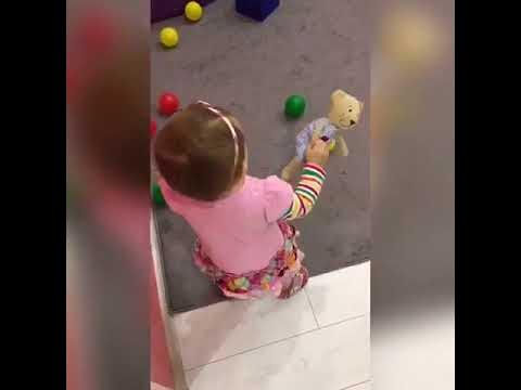Маленький человечек убегает от мамы - YouTube