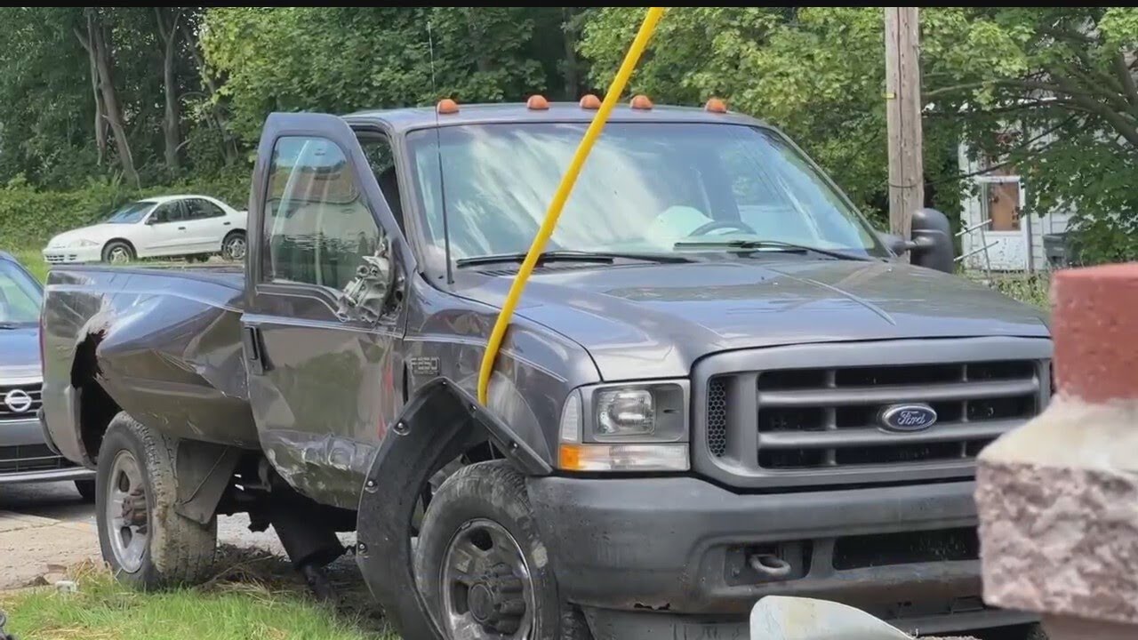 2 hurt in Youngstown crash - YouTube