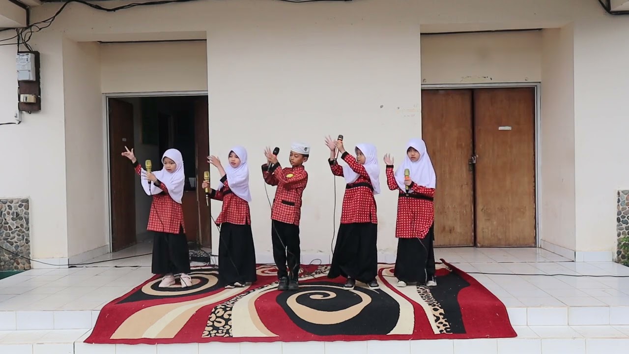 Penampilan kelas 3B MIS Normal Islam Rakha