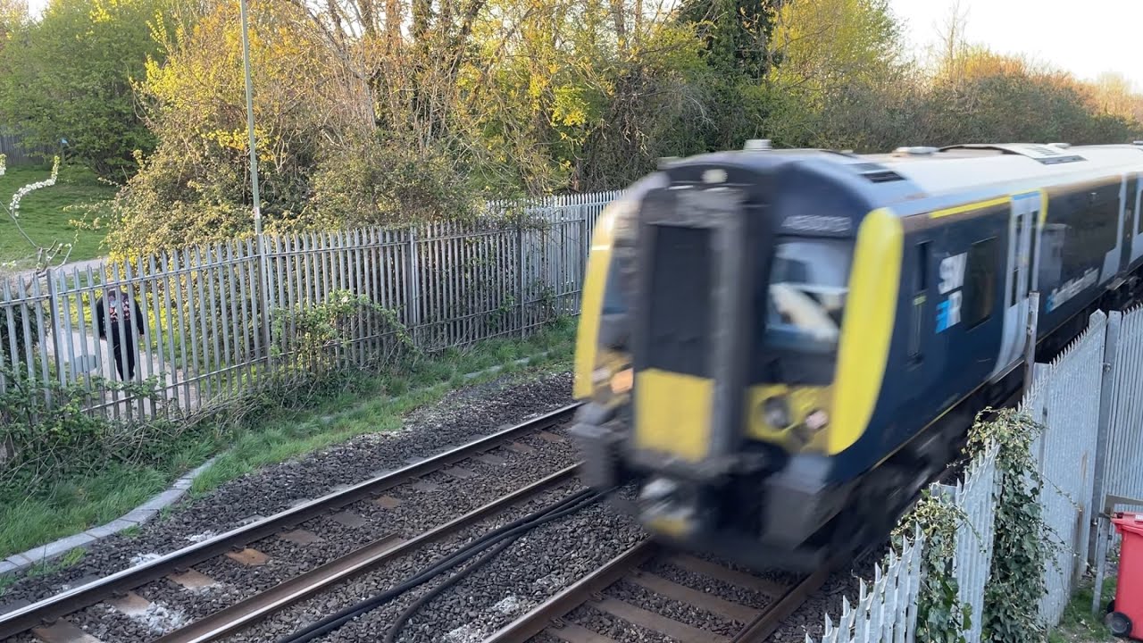 Class 450 Desiro | 450073 + 450127 ‘Dave Gunson’ | South Western Railway