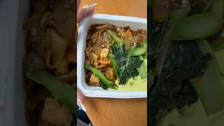 VEGAN PAD THAI ~ This is what I eat as a vegan. #portioncontrol #weightlosstips #whatieatinaday
