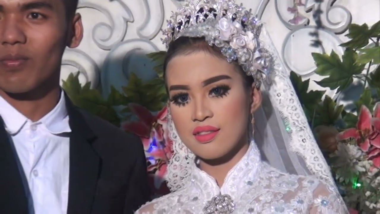 PENGANTIN MEMAKAI GAUN EROPA DI TEMU MANTENNYA