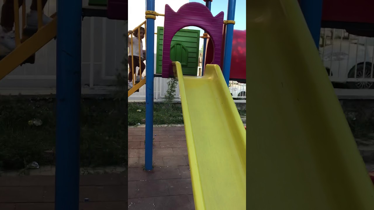 Ezgi oyun parkında faresini kaydıraktan kaydırıyor. YouTube