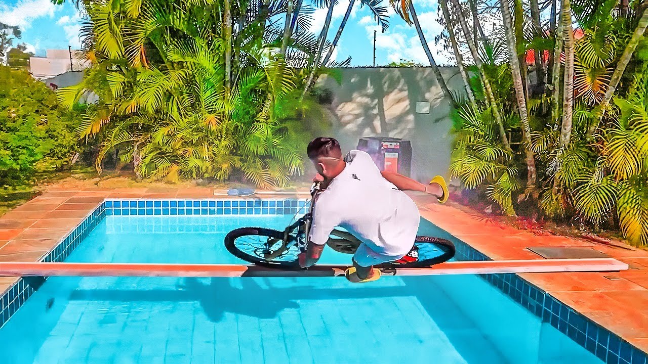 TENTE ATRAVESSAR A PISCINA COM A BIKE DE DOWNHILL