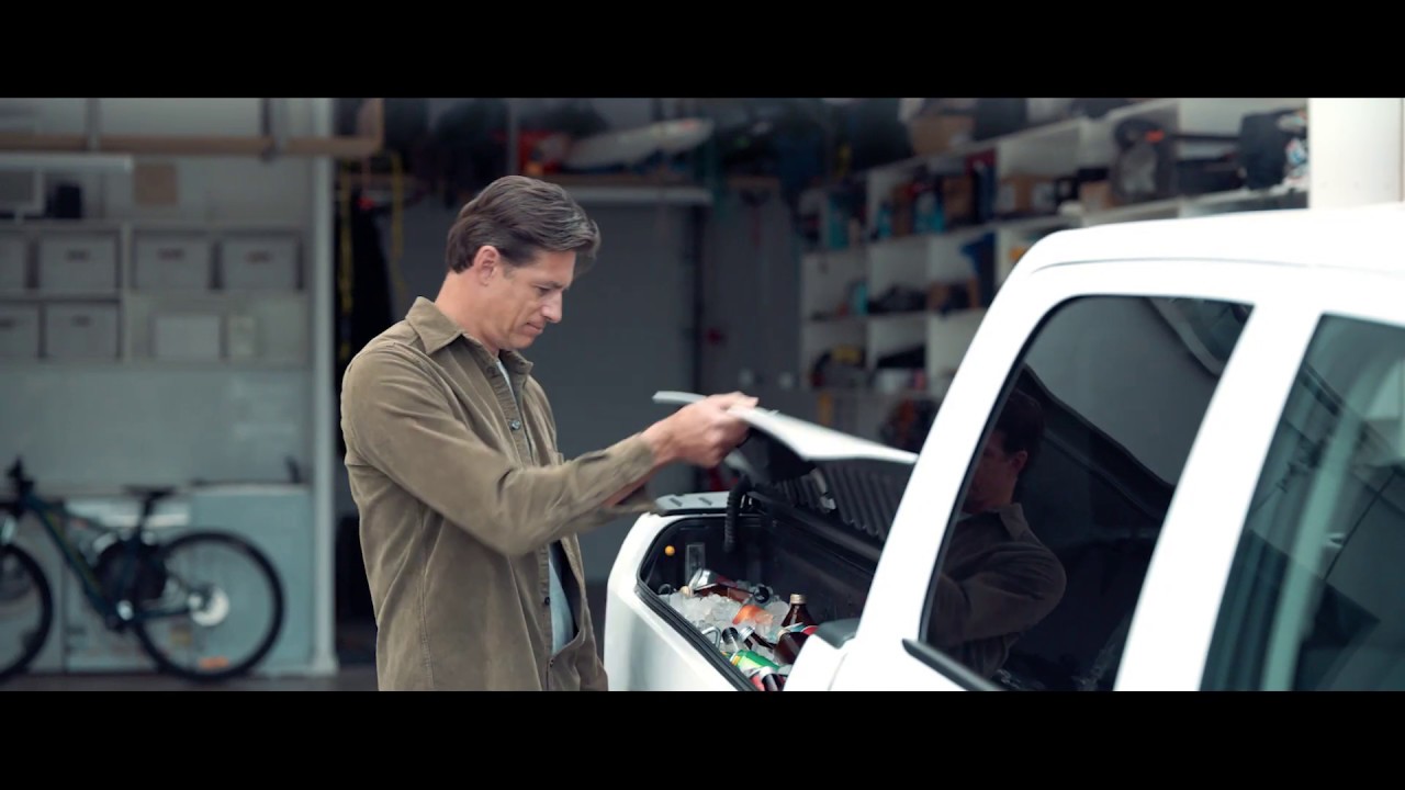 Discover the New V8-powered RAM 1500 Express CREW Cab with unrivalled RAMBOX.