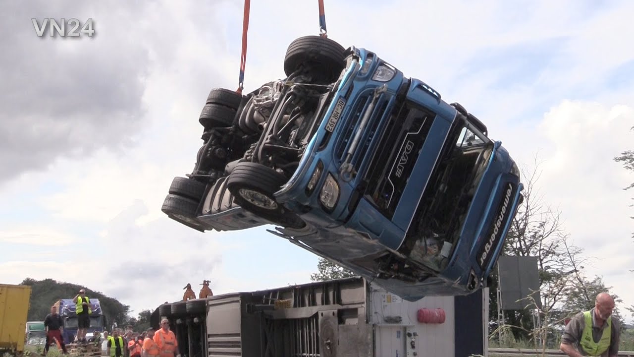 26.07.2021 - VN24 - Грузовик с энергетиками вылетел ... на бок на автостраде A45