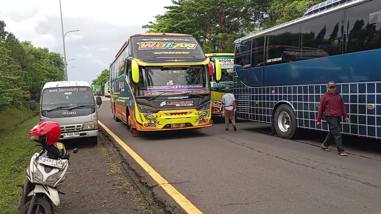 Bus bintang nya Luragung putra*WULAN* R51 jalan bareng dengan Bus MGI GARUT-BOGOR 