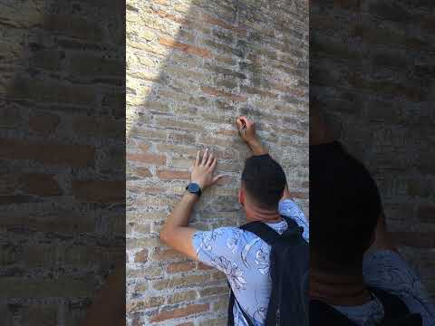 Asshole tourist carves name in Colosseum in Rome 6-23-23