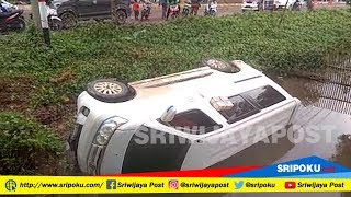 Download lagu Diduga Sopir Lelah Mobil Travel Terbang Masuk Parit Diduga Sopir Lelah Mobil Travel Terbang Masuk Parit