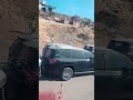 Colunas com dezenas de viaturas luxuosas saindo do Porto de Luanda adquiridas pelo governo da Angola