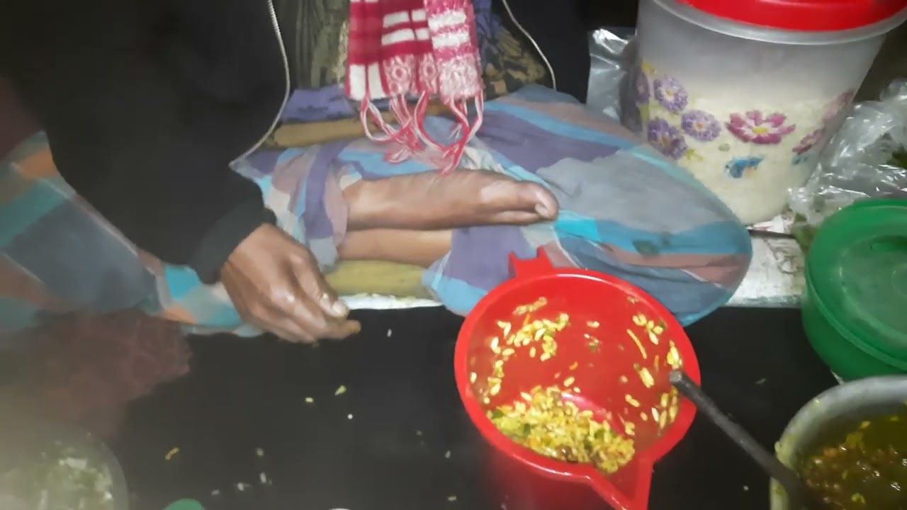 Bengali street food spicy puffed rice (Jhalmuri).