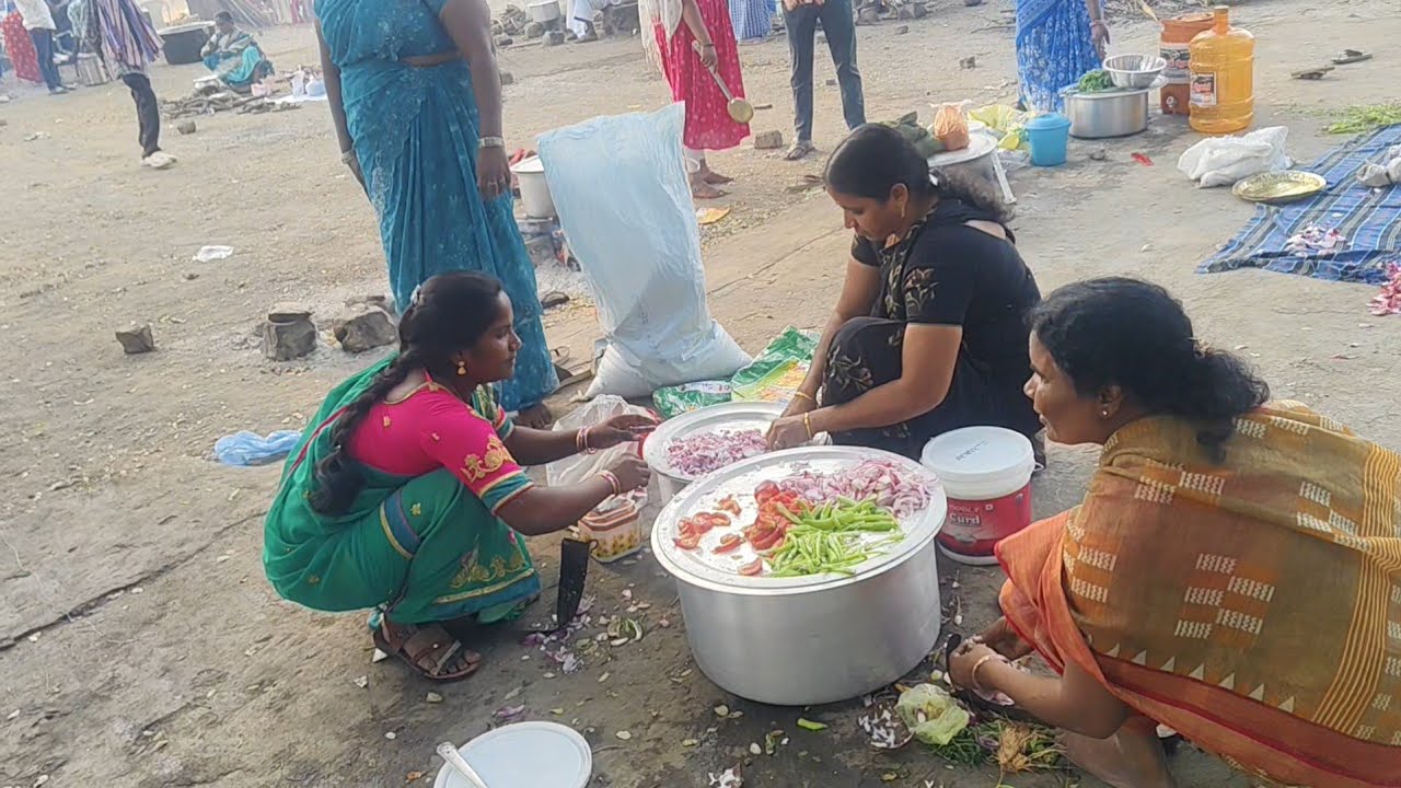  ఉదయాన్నే లేచి వచ్చిన వాళ్ళందరికీ వంట రెడీ చేస్తున్నాము ఇలా అందరితో కలిసి ఉంటుంటే చాలా సంతోషంగా ఉంది