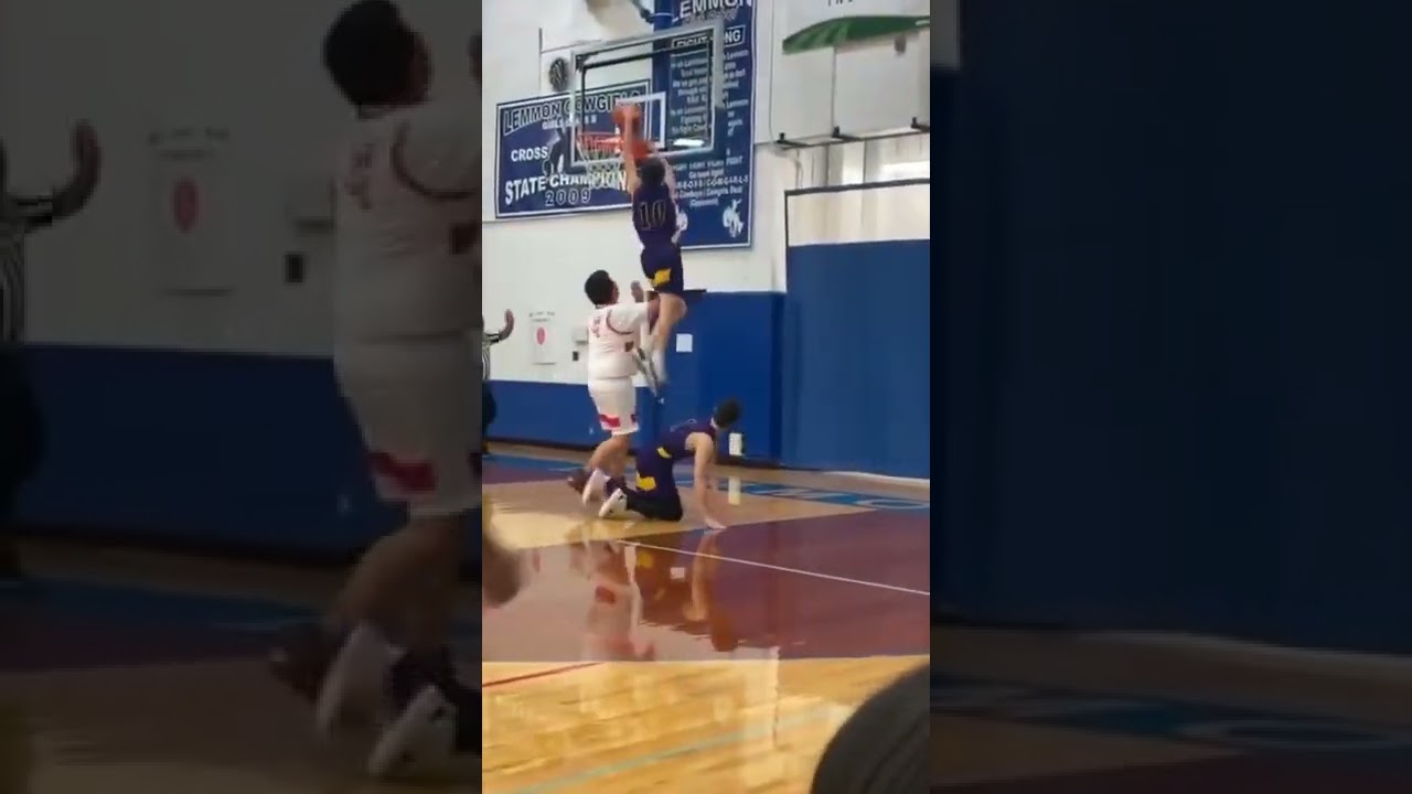 Teammate Tried To Help Him Dunk😂😂   