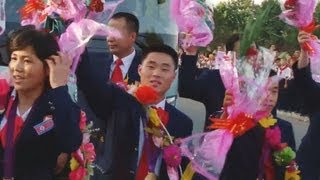 北朝鮮選手団 市民が歓迎 「万寿台の丘」を訪問