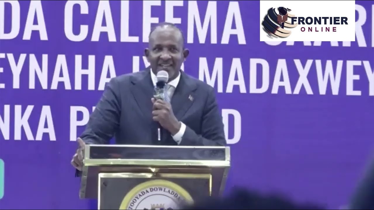 Wasiir Adan Bare Ducaale oo sheeko cajiib ah ka jeediyaay xaflaadi caleema saarka Madaxweyne Deni