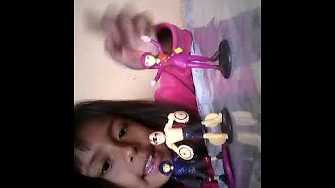 Angelica jugando con figuras de Big Hero 6
