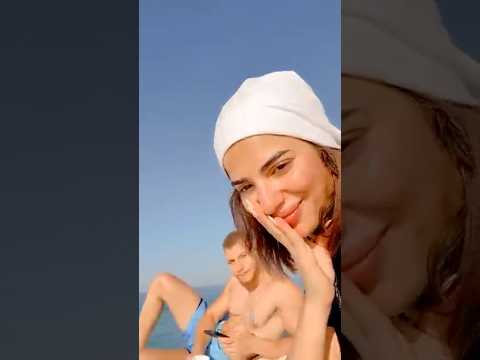 البلوجر أمل سمير تستمتع بالصيف مع خطيبها على البحر 