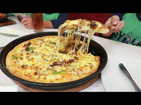 Video: Pizza Keju Di Atas Kulit Tipis