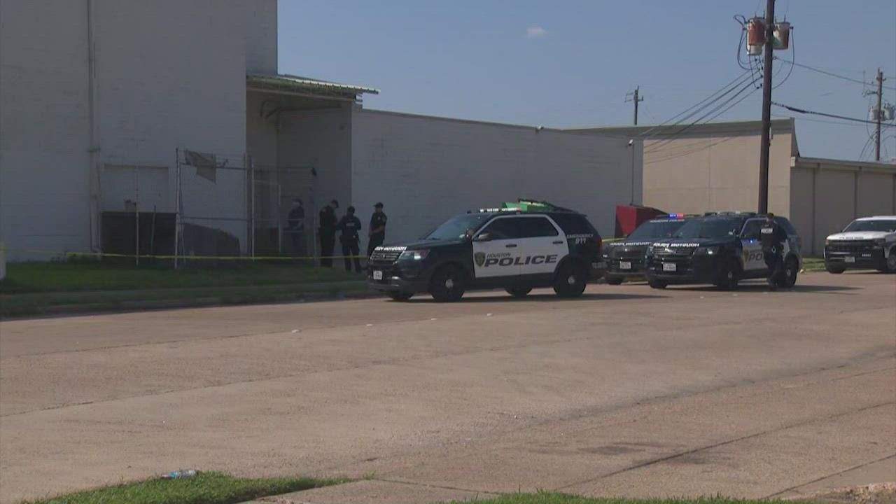 Homeless man found shot to death behind Houston business - YouTube