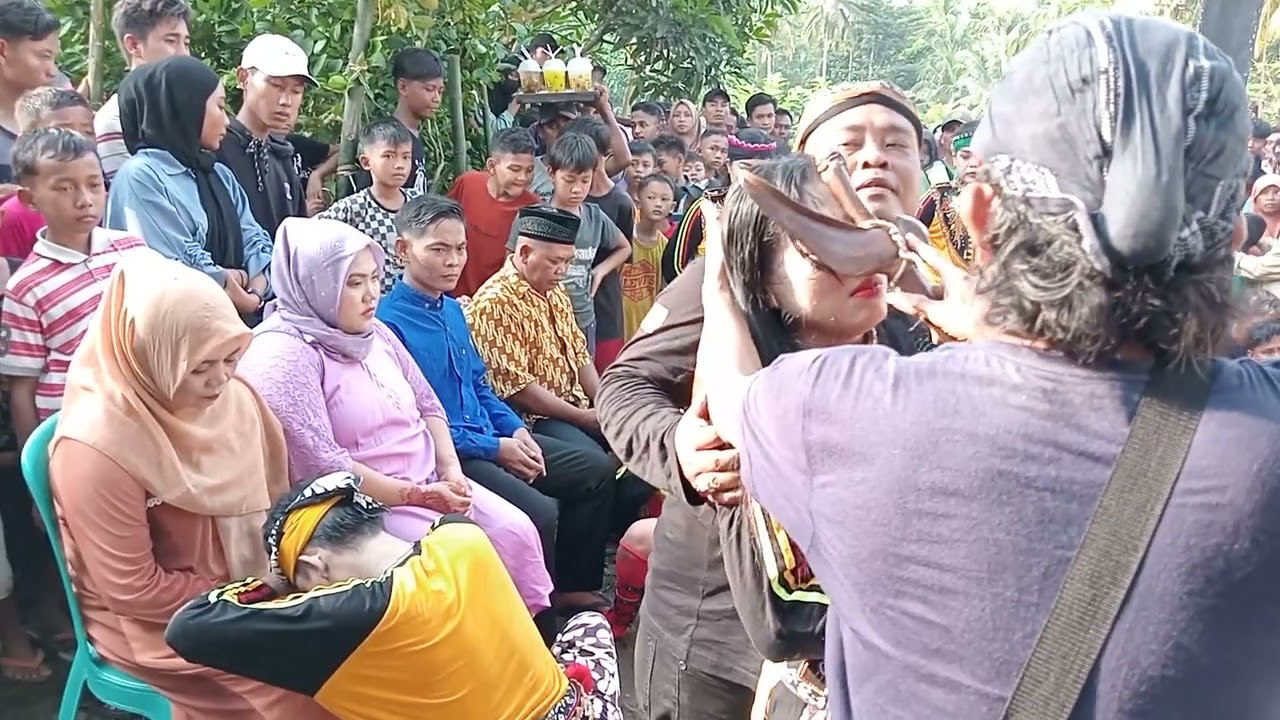 tlutur bikin menangis'bareng ebeg Wijaya sari di Pengadegan wangon Banyumas