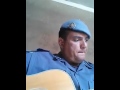 Policial cantando a música Aleluia