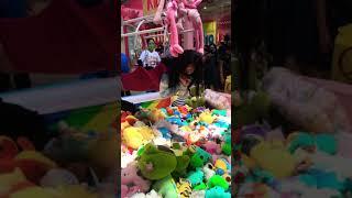Human Claw Machine!!! **BIG WIN**