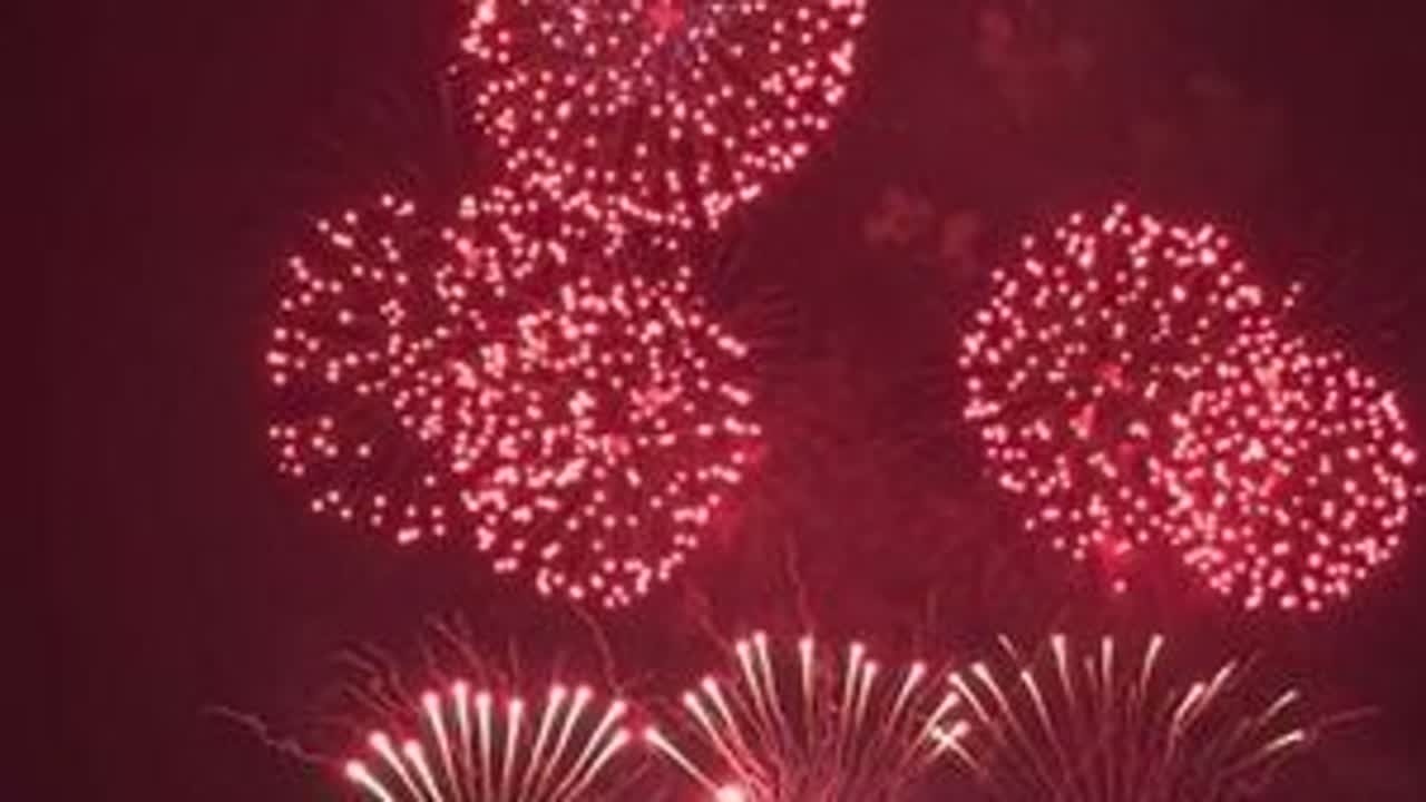 2026年元旦滴水湖烟花秀，虽然天气不好，冷的要死，依然是人满为患，当烟花开始的那一瞬间，感觉这一切也都值得了，太美了。😁😁😁#滴水湖 #滴水湖烟花秀 #烟花秀 #烟花 #元旦烟花