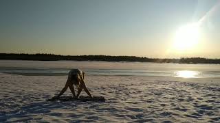 Утренняя практика йоги на снежном пляже