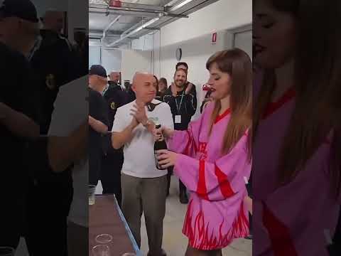 Video Annalisa festeggia con lo staf la prima data del tour